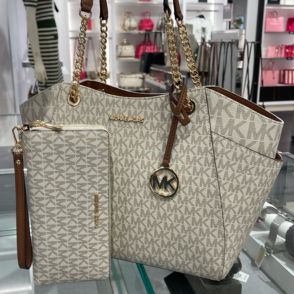 MICHAEL KORS 
Jet Set Large Signature Shoulder Bag & JST Lg CONTINENTAL wallet